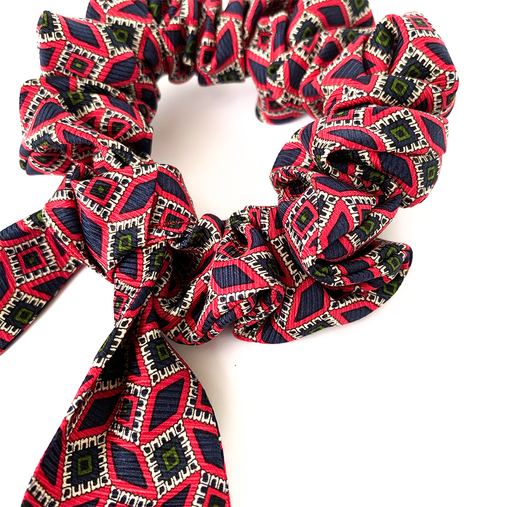 ANGLE TAG LUXURY SILK SCRUNCHIE - Happily MeCo