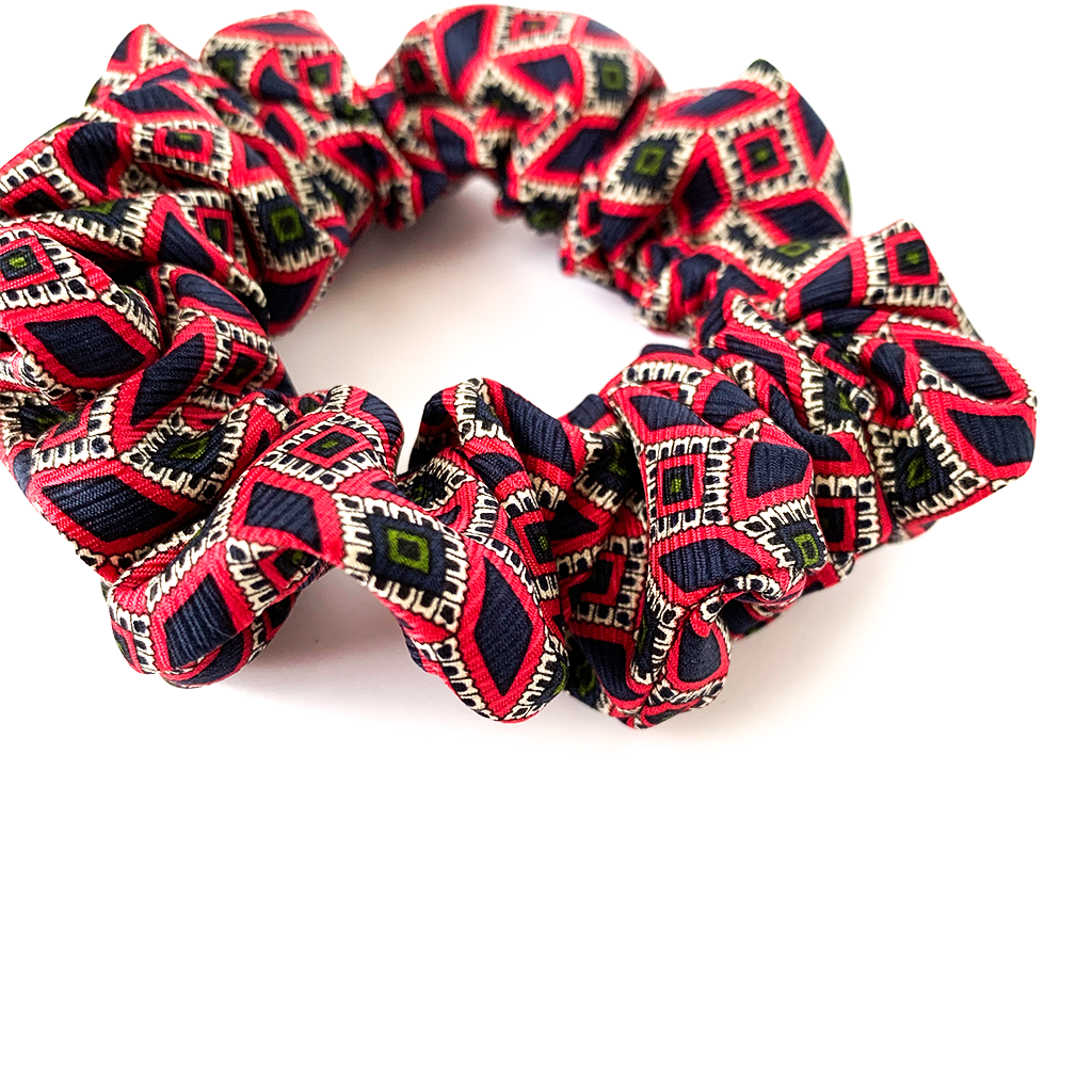 ANGLE TAG LUXURY SILK SCRUNCHIE - Happily MeCo
