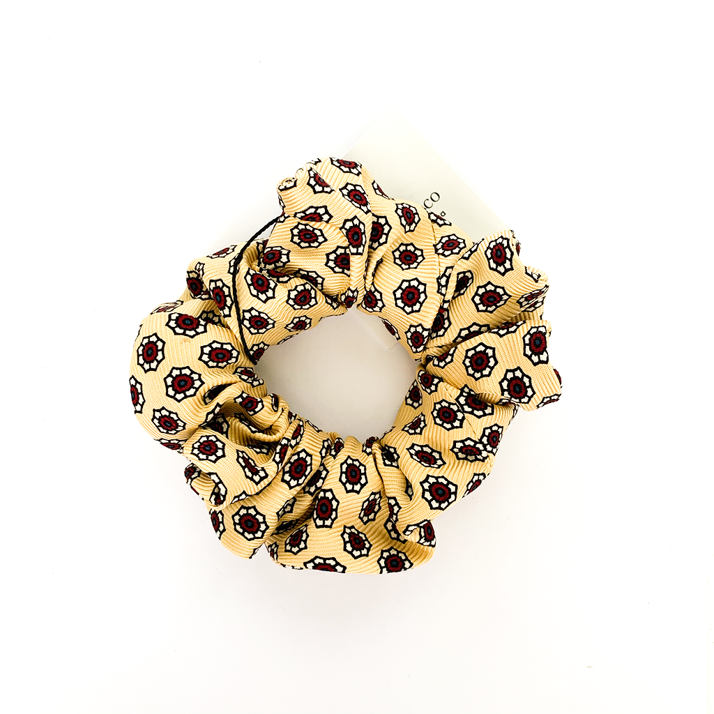 DAISY SHOWERS LUXURY SILK SCRUNCHIE