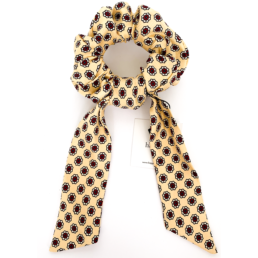 DAISY SHOWERS LUXURY SILK SCRUNCHIE